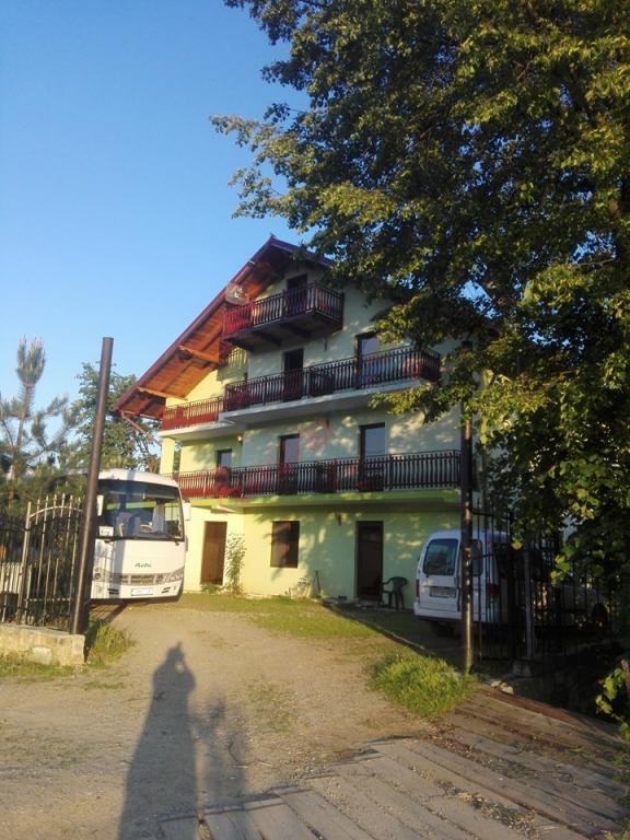 Paște 2026 în Bucovina – Pensiunea  Grandemi Belvedere Bucșoaia