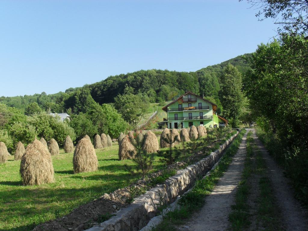 Paște 2026 în Bucovina – Pensiunea  Grandemi Belvedere Bucșoaia